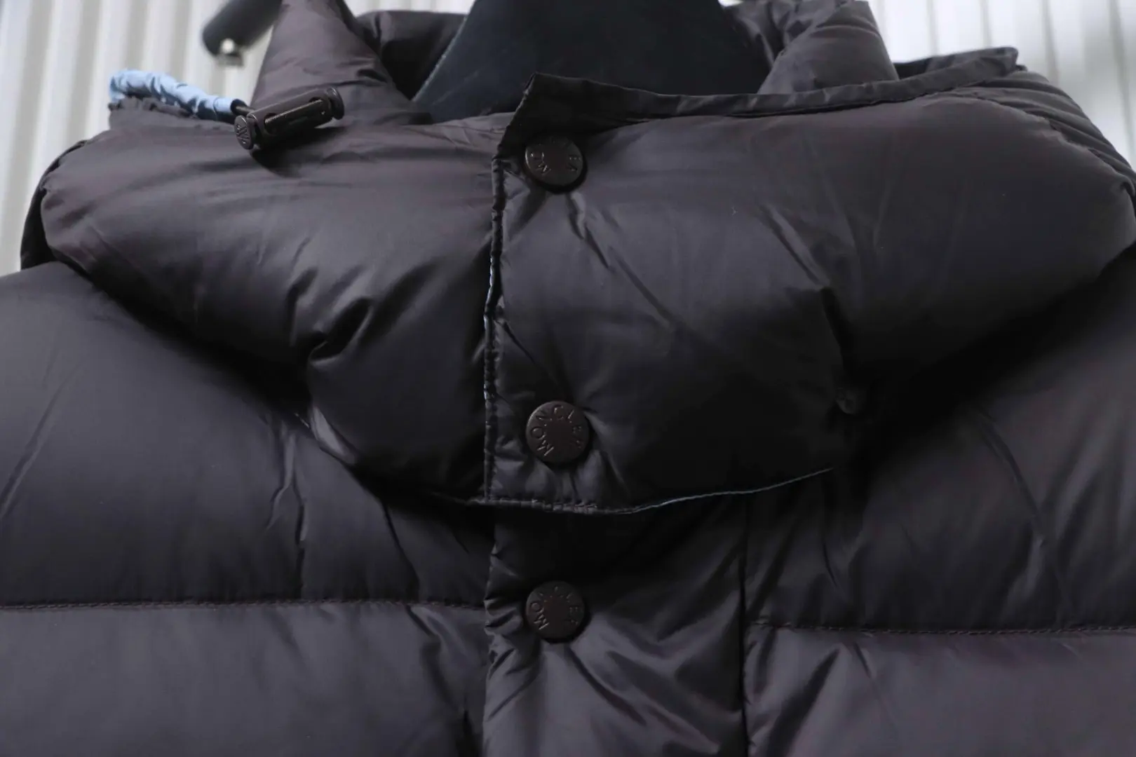 Moncler CYCLONE Daunenjacke mit großem Logo, abnehmbaren Ärmeln und Kapuze – Bild 6