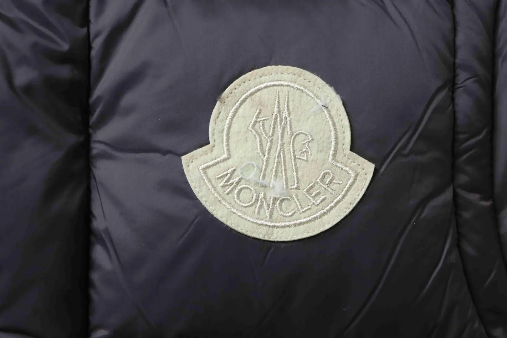 Moncler CYCLONE Daunenjacke mit großem Logo, abnehmbaren Ärmeln und Kapuze – Bild 7