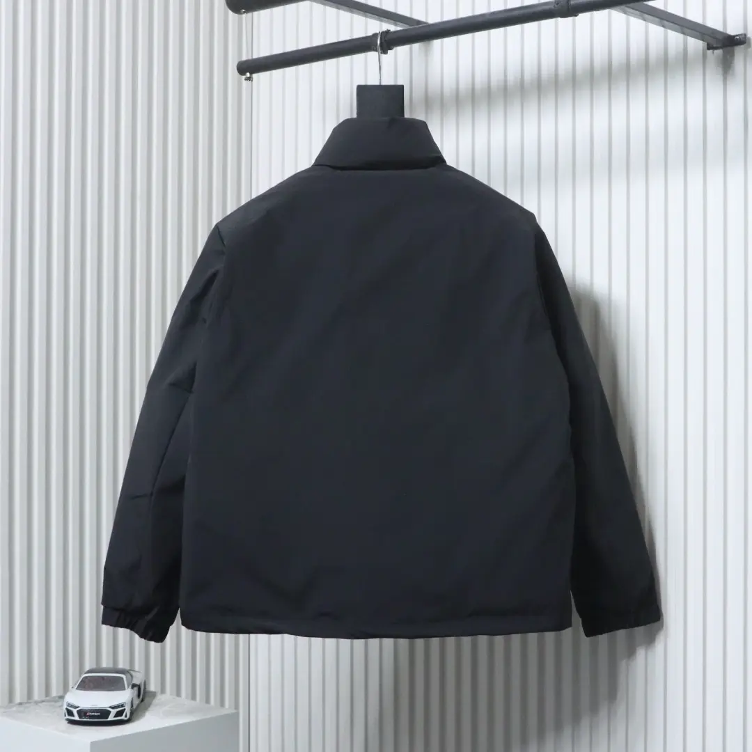 Moncler Epine Daunenjacke mit kurzem Stehkragen – Bild 13