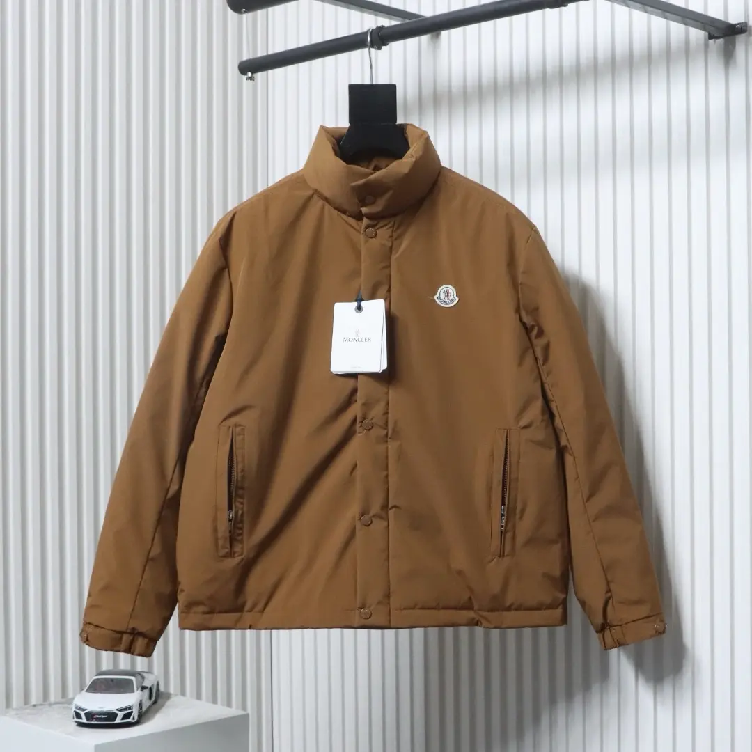 Moncler Epine Daunenjacke mit kurzem Stehkragen