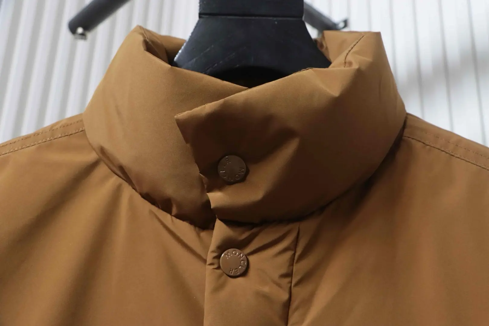 Moncler Epine Daunenjacke mit kurzem Stehkragen – Bild 4