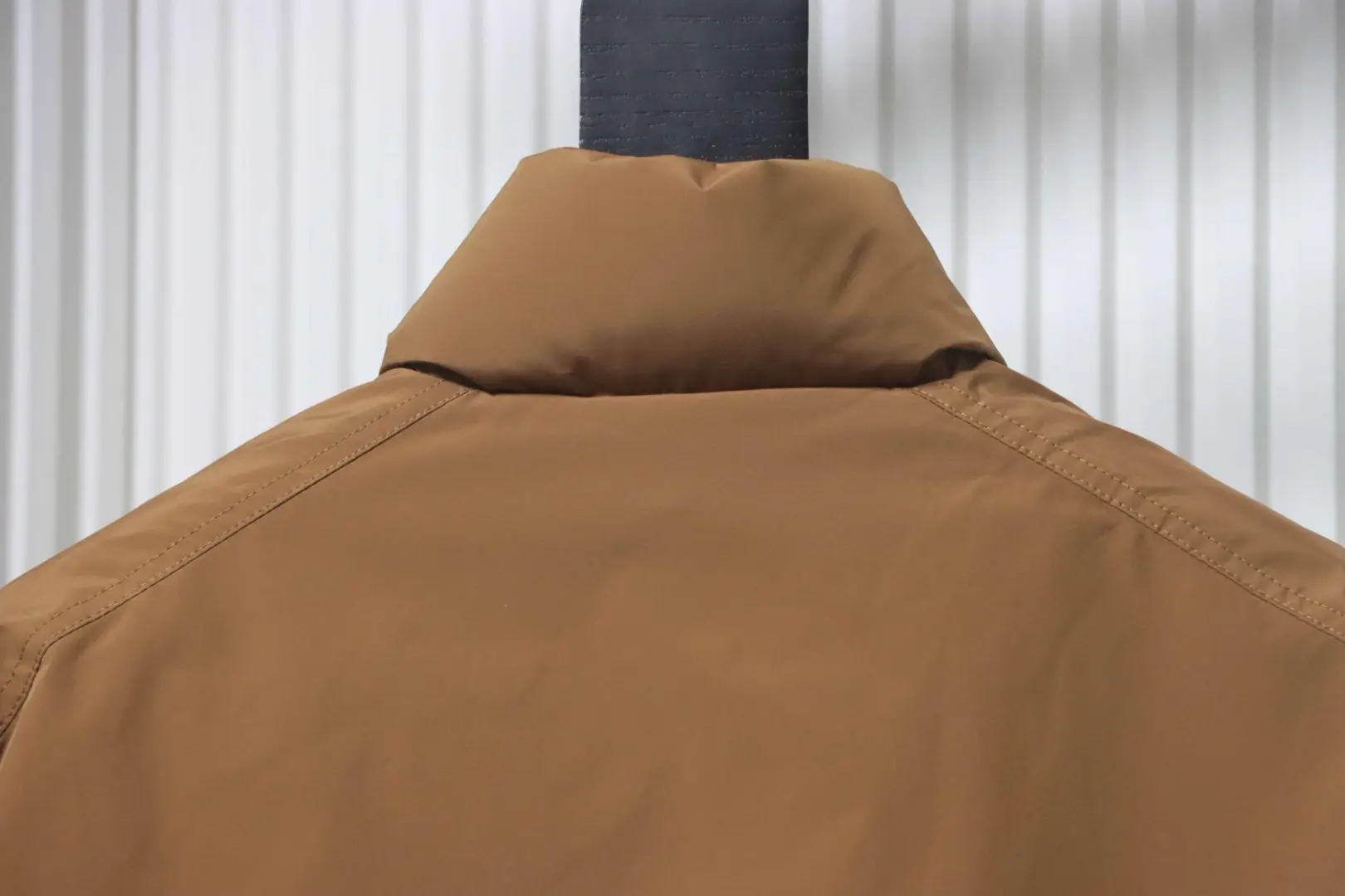 Moncler Epine Daunenjacke mit kurzem Stehkragen – Bild 5