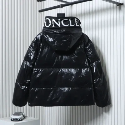 Moncler Genius Daunenjacke mit Kapuze und Buchstabenprint