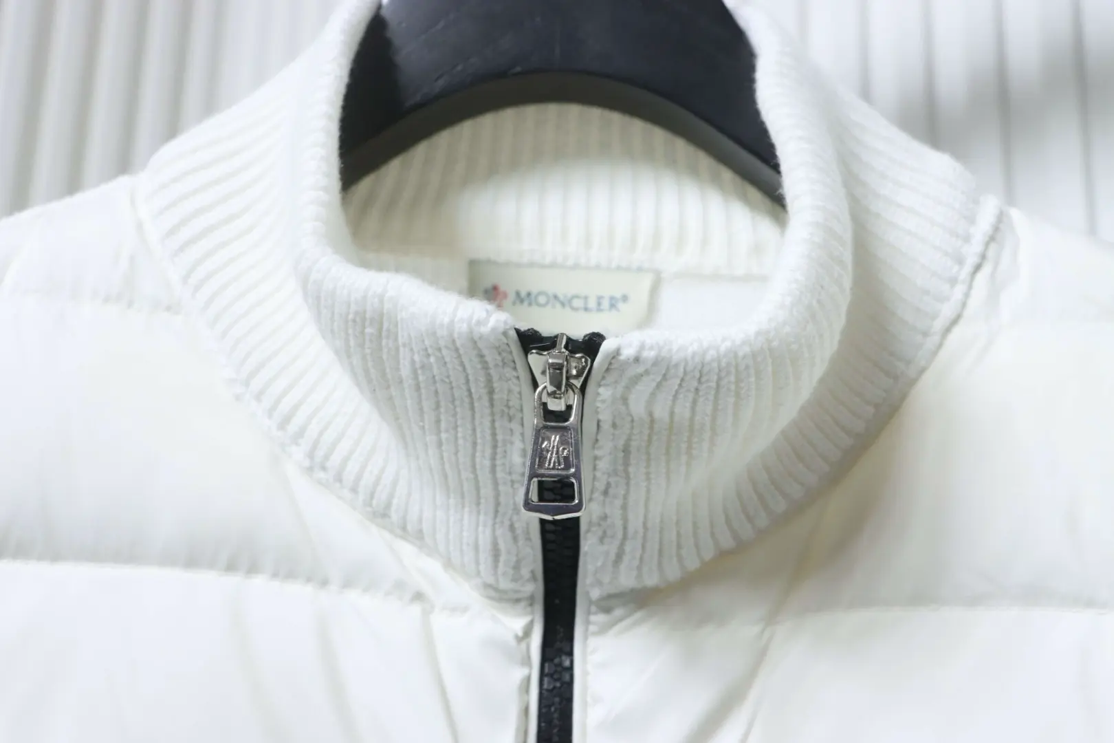 Moncler Strickjacke mit Patchwork-Daunen – Bild 5