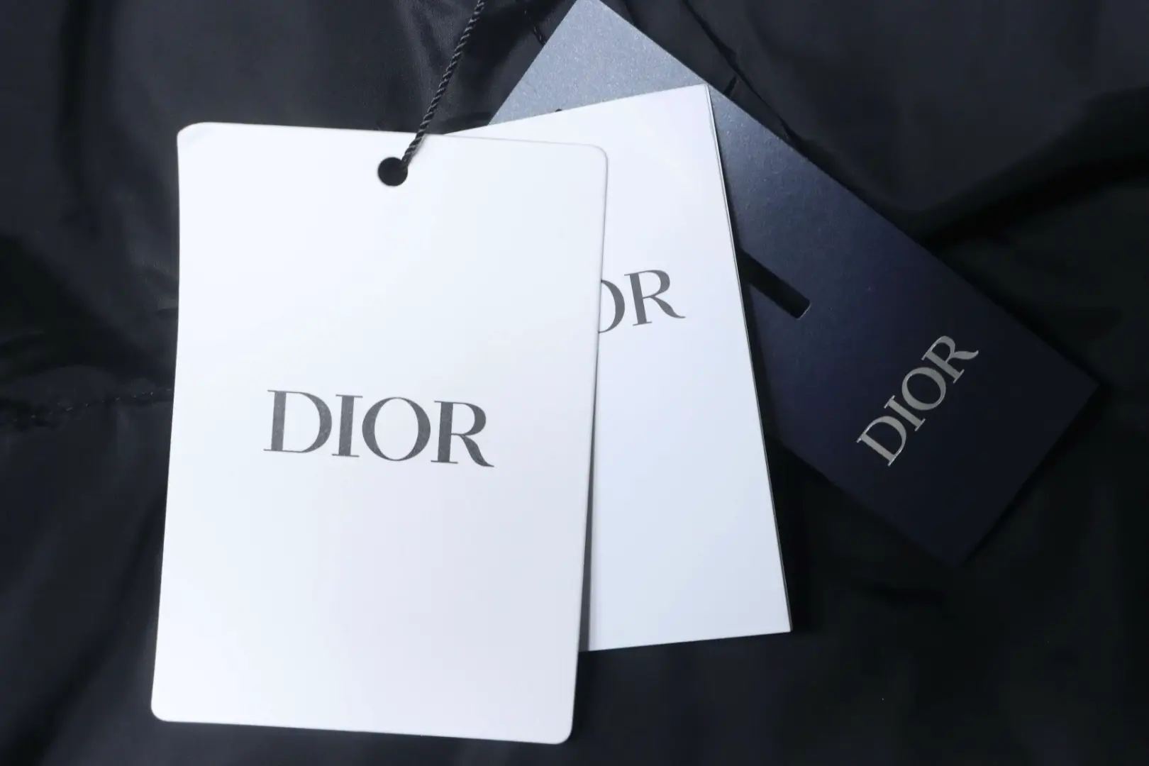 Neue Daunenjacke mit Monogramm-Jacquard-Kragen aus Stoff – Bild 9