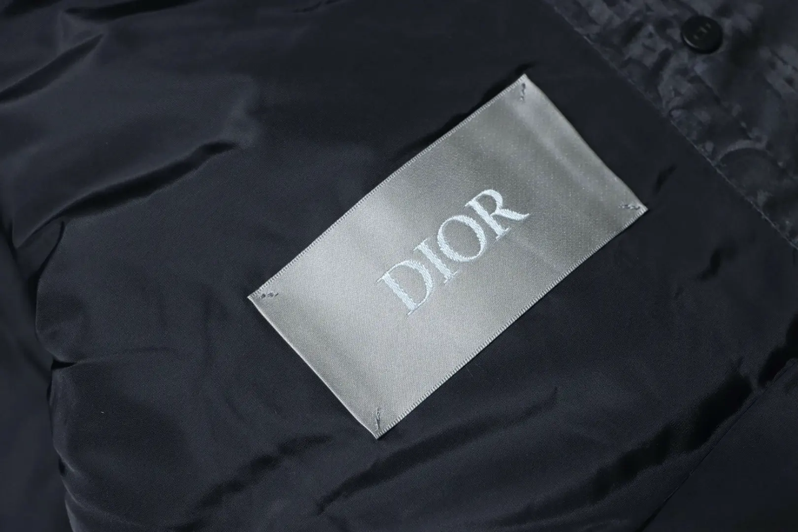 Neue Daunenjacke mit Monogramm-Jacquard-Kragen aus Stoff – Bild 11