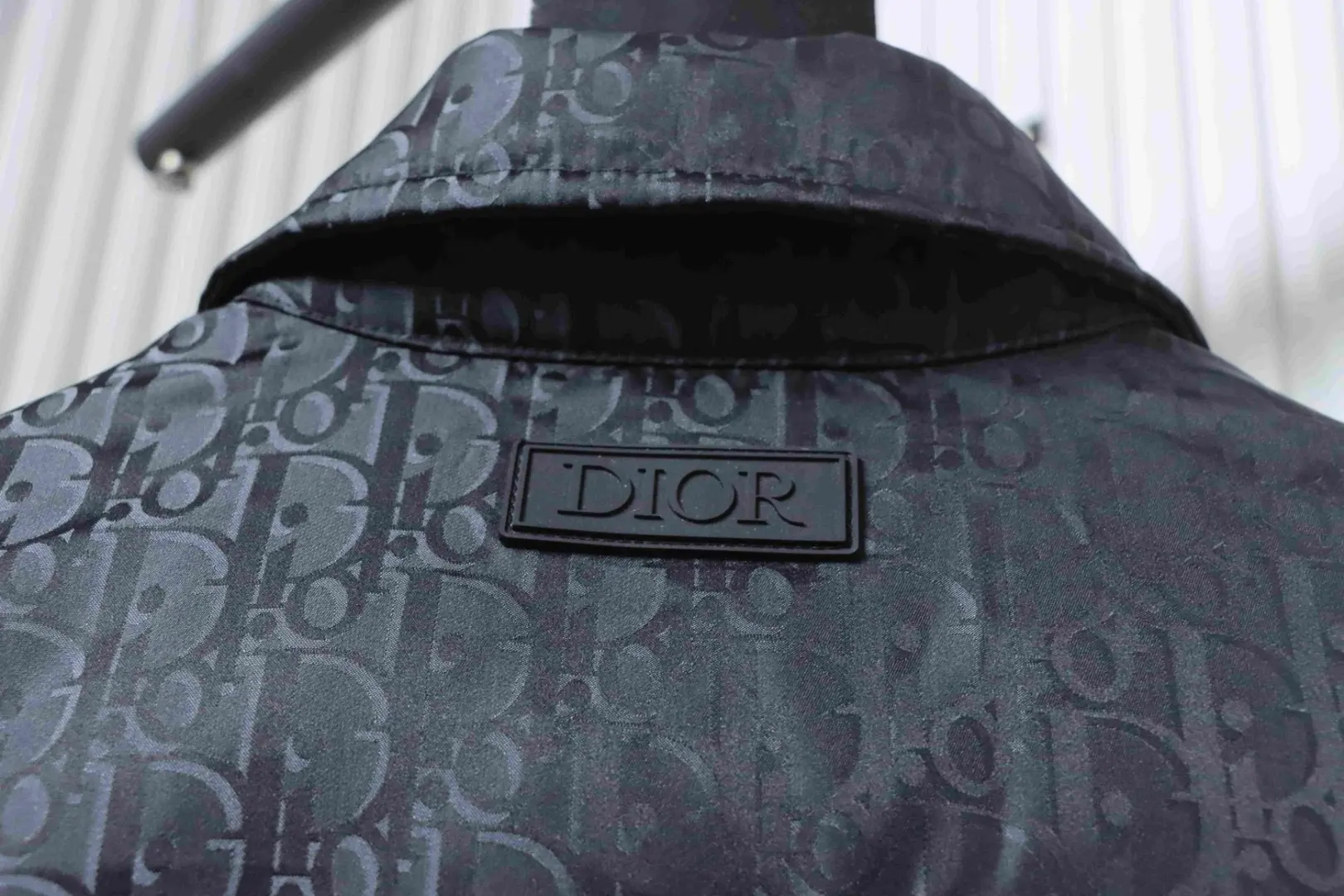 Neue Daunenjacke mit Monogramm-Jacquard-Kragen aus Stoff – Bild 6
