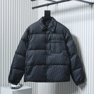 Neue Daunenjacke mit Monogramm-Jacquard-Kragen aus Stoff