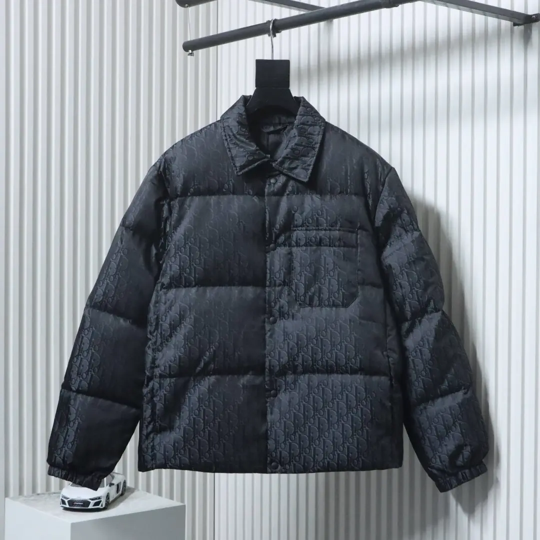 Neue Daunenjacke mit Monogramm-Jacquard-Kragen aus Stoff