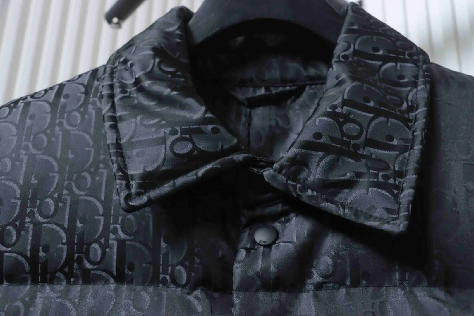 Neue Daunenjacke mit Monogramm-Jacquard-Kragen aus Stoff – Bild 3