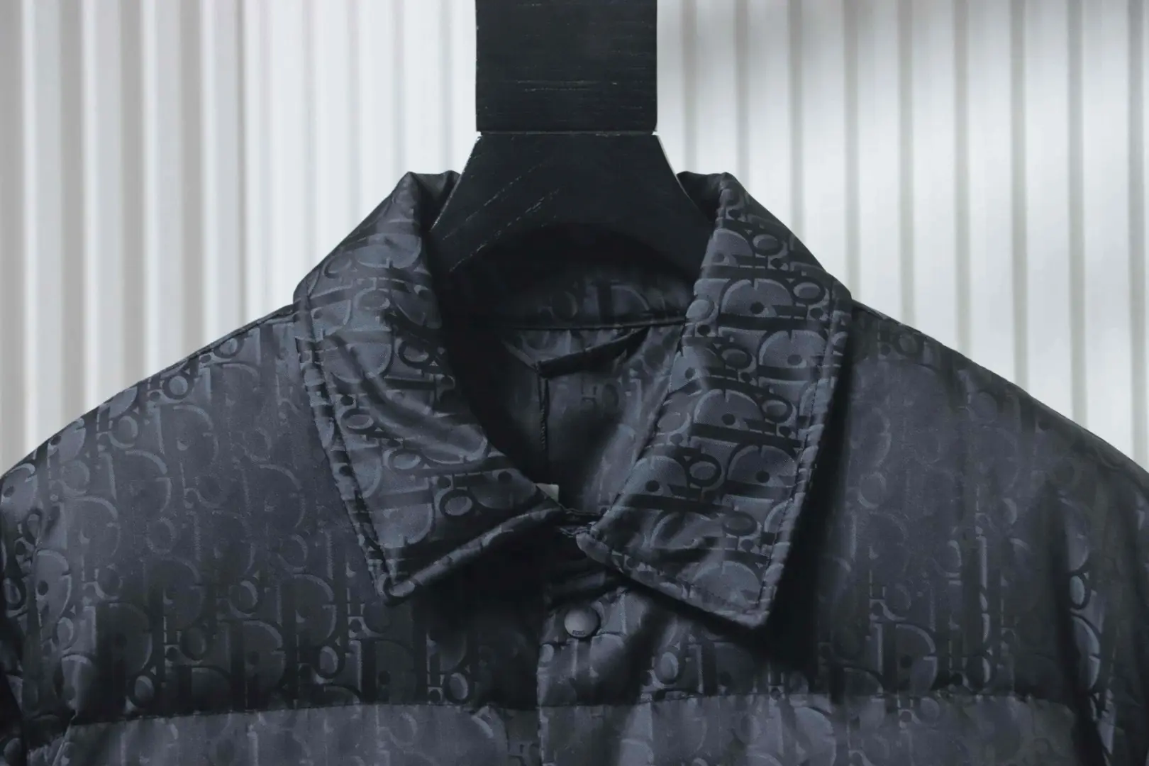 Neue Daunenjacke mit Monogramm-Jacquard-Kragen aus Stoff – Bild 5