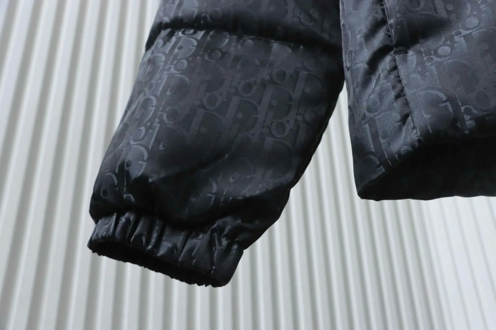 Neue Daunenjacke mit Monogramm-Jacquard-Kragen aus Stoff – Bild 8