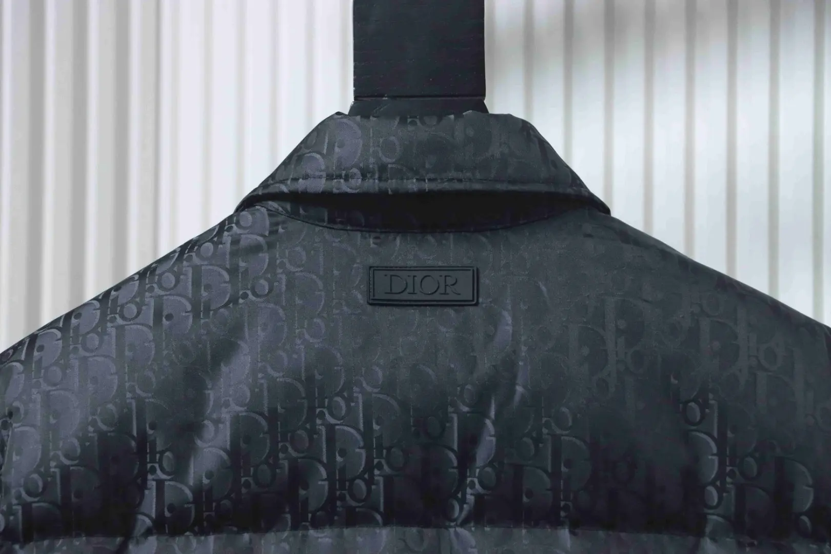 Neue Daunenjacke mit Monogramm-Jacquard-Kragen aus Stoff – Bild 4