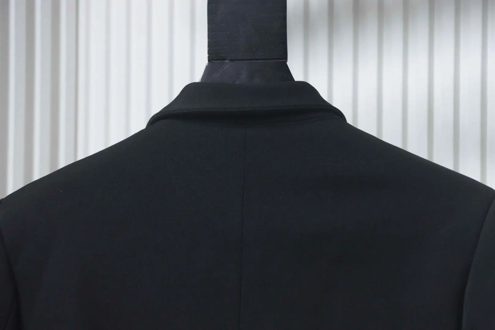 Pinkfarbener Anzug mit Blumenmuster – Bild 4