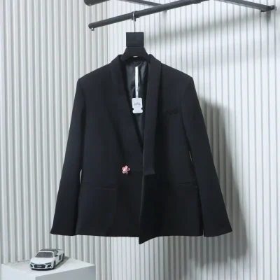 Pinkfarbener Anzug mit Blumenmuster