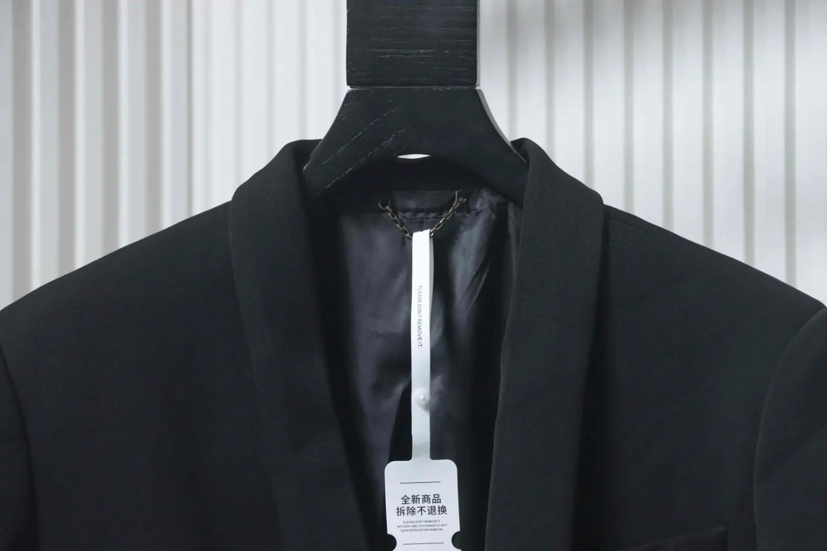 Pinkfarbener Anzug mit Blumenmuster – Bild 3