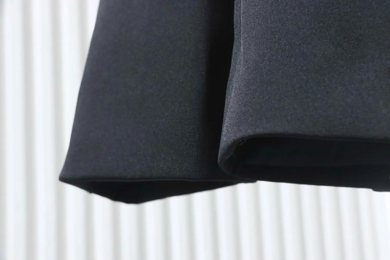 Pinkfarbener Anzug mit Blumenmuster – Bild 6