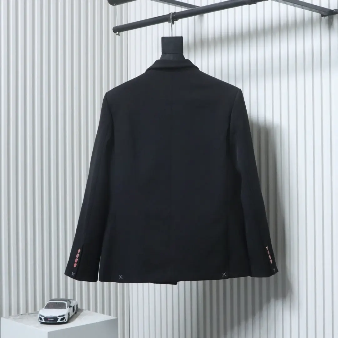 Pinkfarbener Anzug mit Blumenmuster – Bild 2