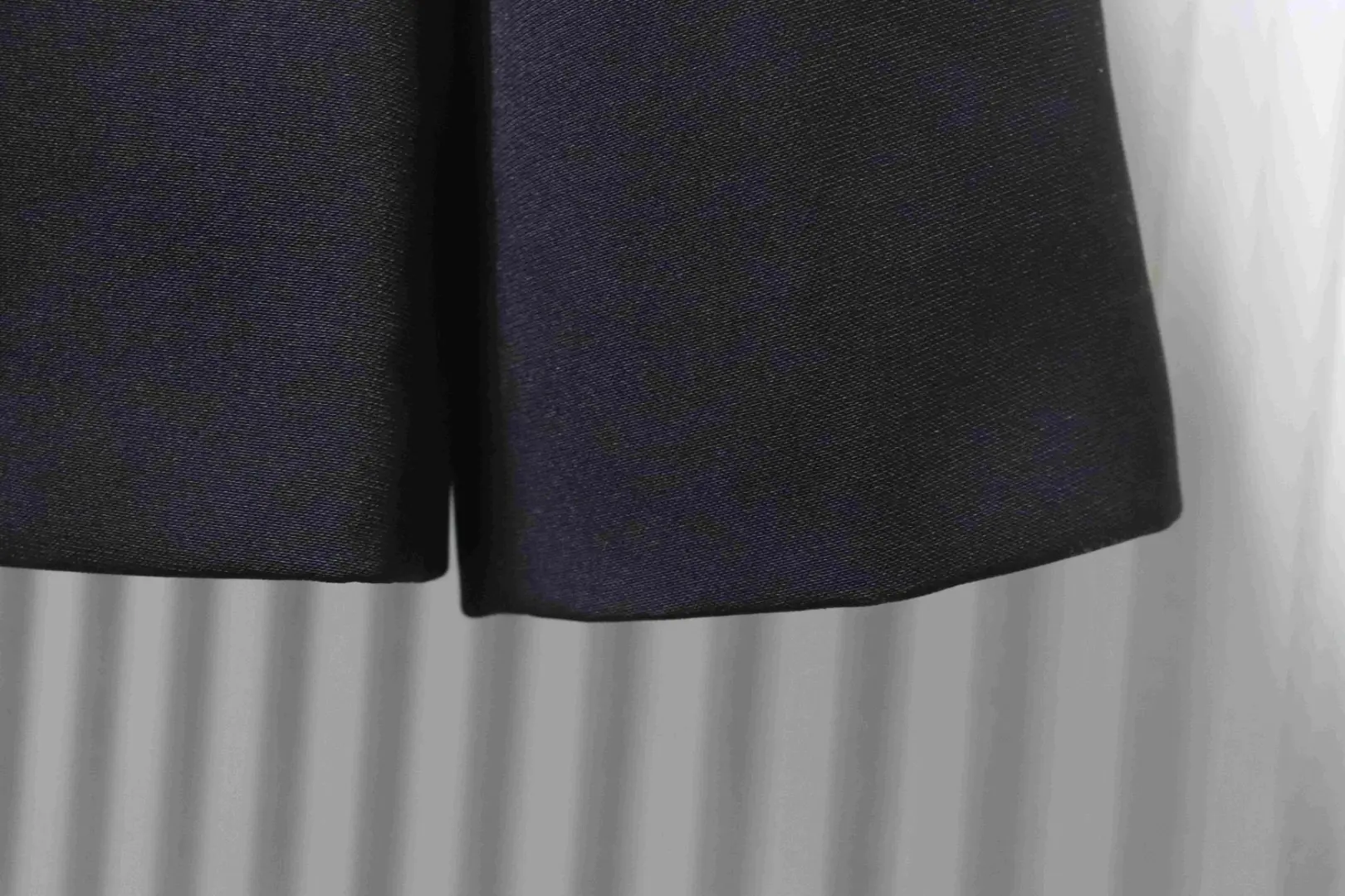 Pinkfarbener Anzug mit Blumenmuster – Bild 7