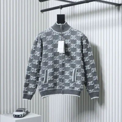 Strickjacke mit durchgehendem Jacquard-Logo und Reißverschluss