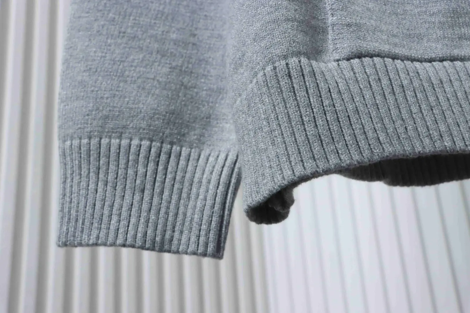 Strickpullover mit Kapuze und Lederetikett mit CH-Patch – Bild 9