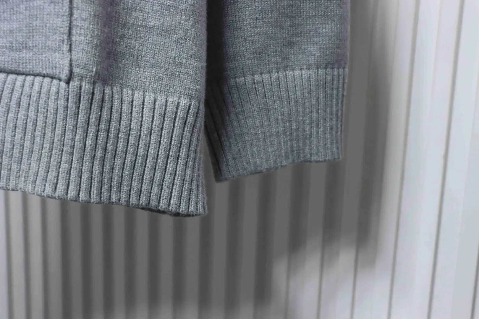 Strickpullover mit Kapuze und Lederetikett mit CH-Patch – Bild 5