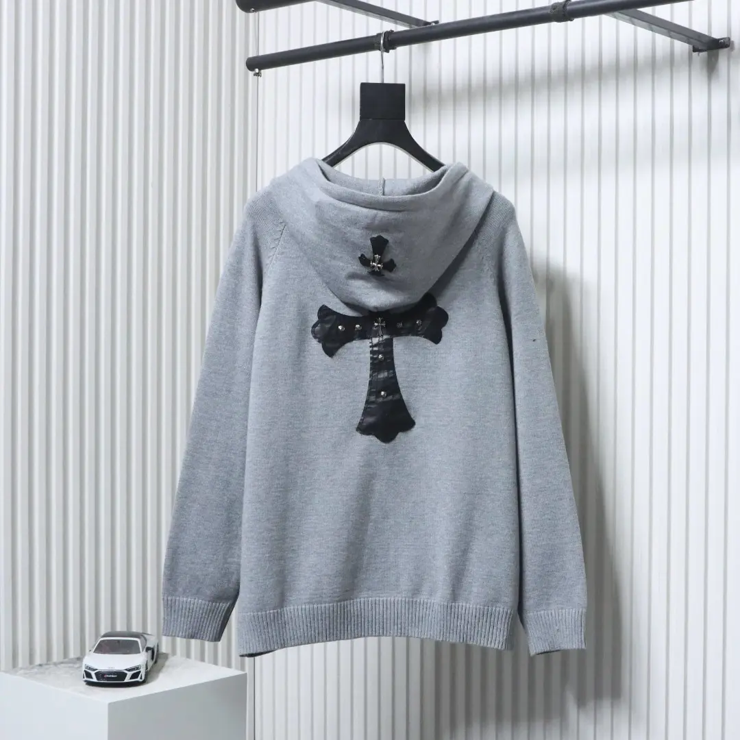 Strickpullover mit Kapuze und Lederetikett mit CH-Patch