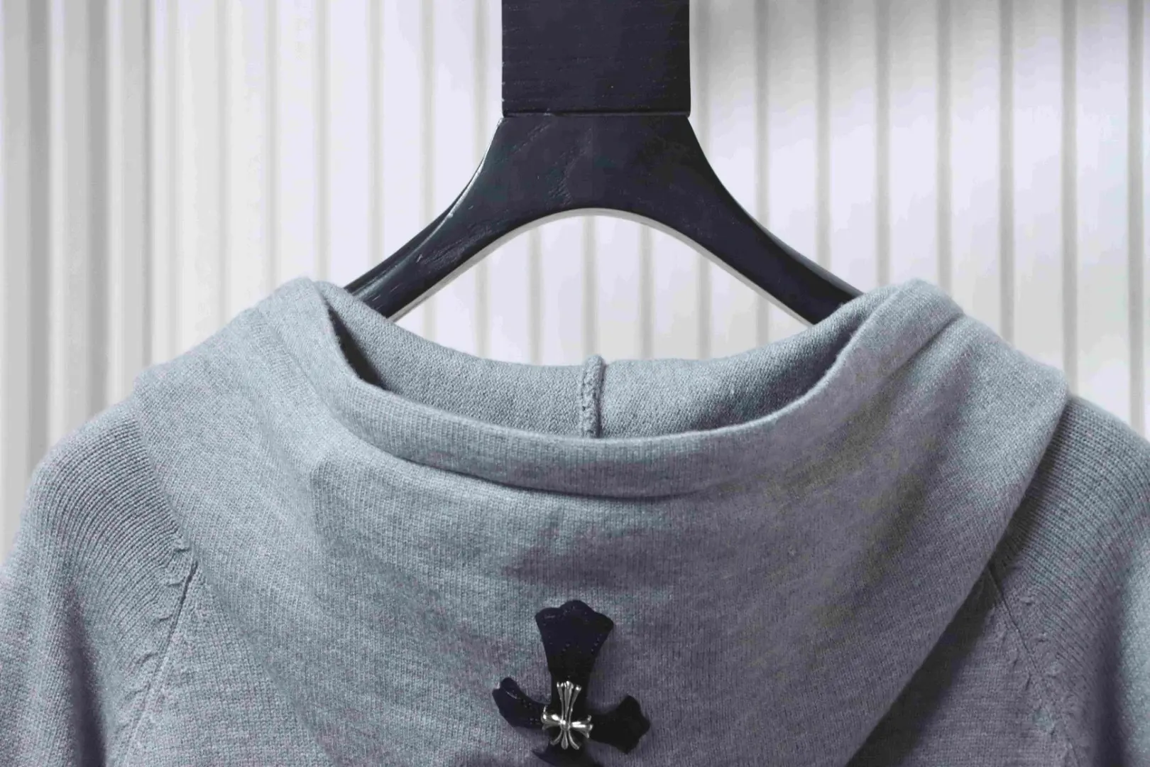 Strickpullover mit Kapuze und Lederetikett mit CH-Patch – Bild 4