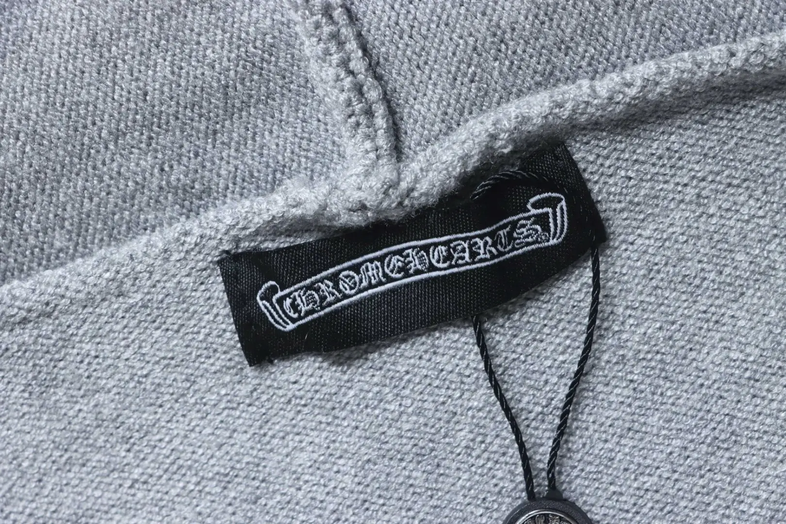 Strickpullover mit Kapuze und Lederetikett mit CH-Patch – Bild 10