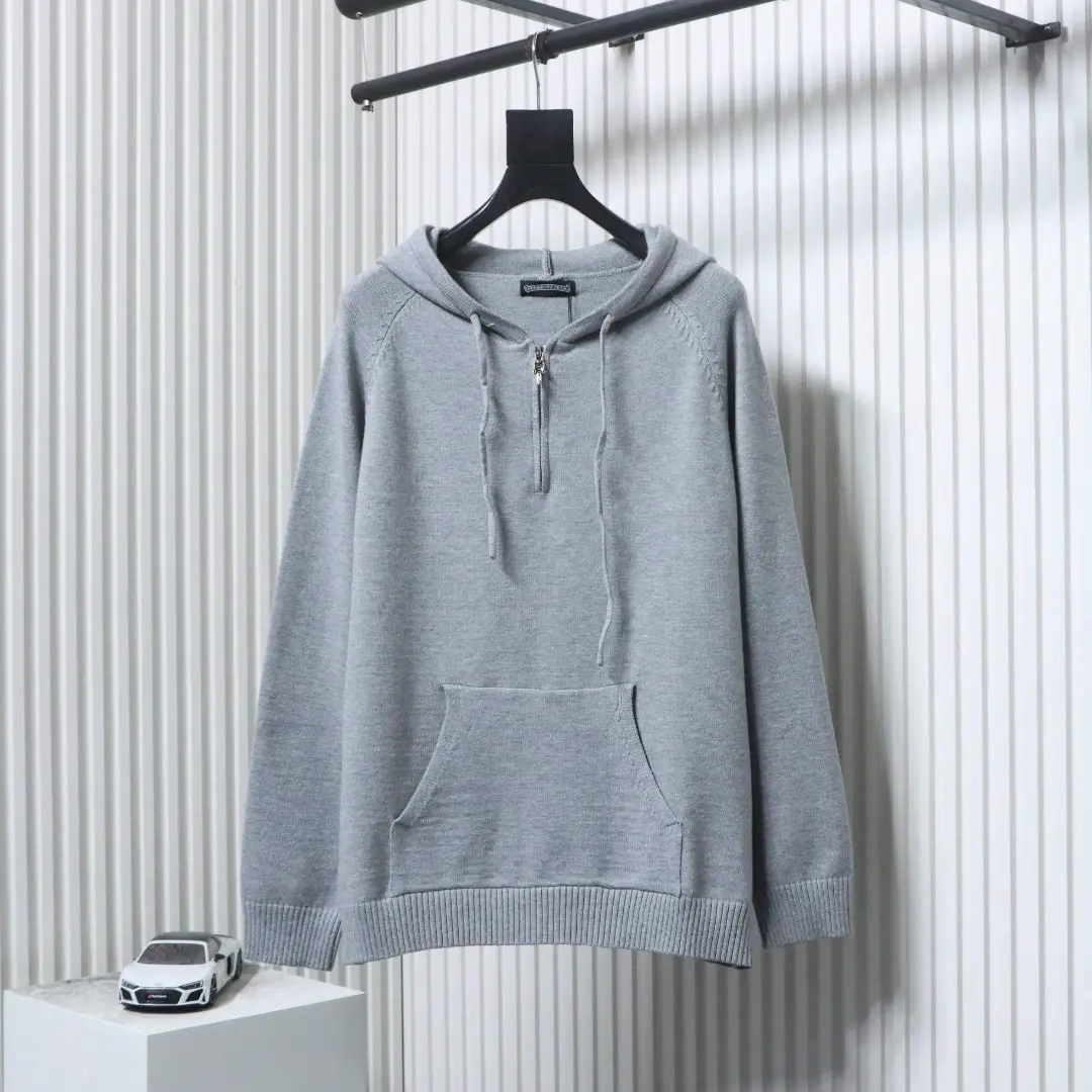 Strickpullover mit Kapuze und Lederetikett mit CH-Patch – Bild 2