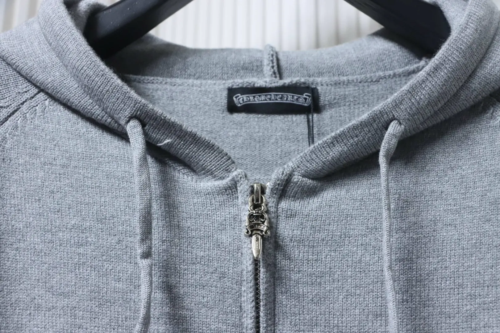 Strickpullover mit Kapuze und Lederetikett mit CH-Patch – Bild 7