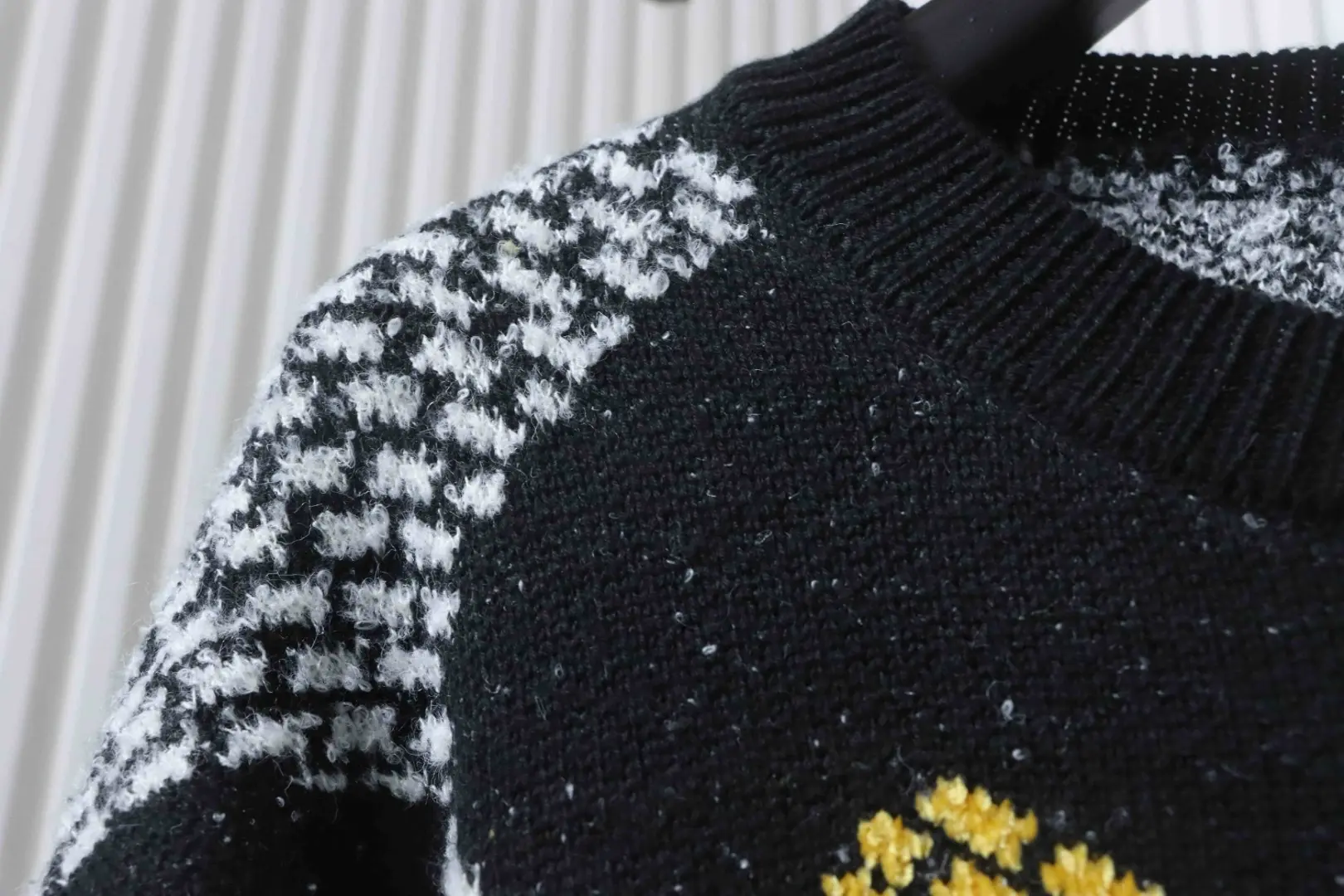 Strickpullover mit Schachbrettmuster und geometrischer Struktur – Bild 6