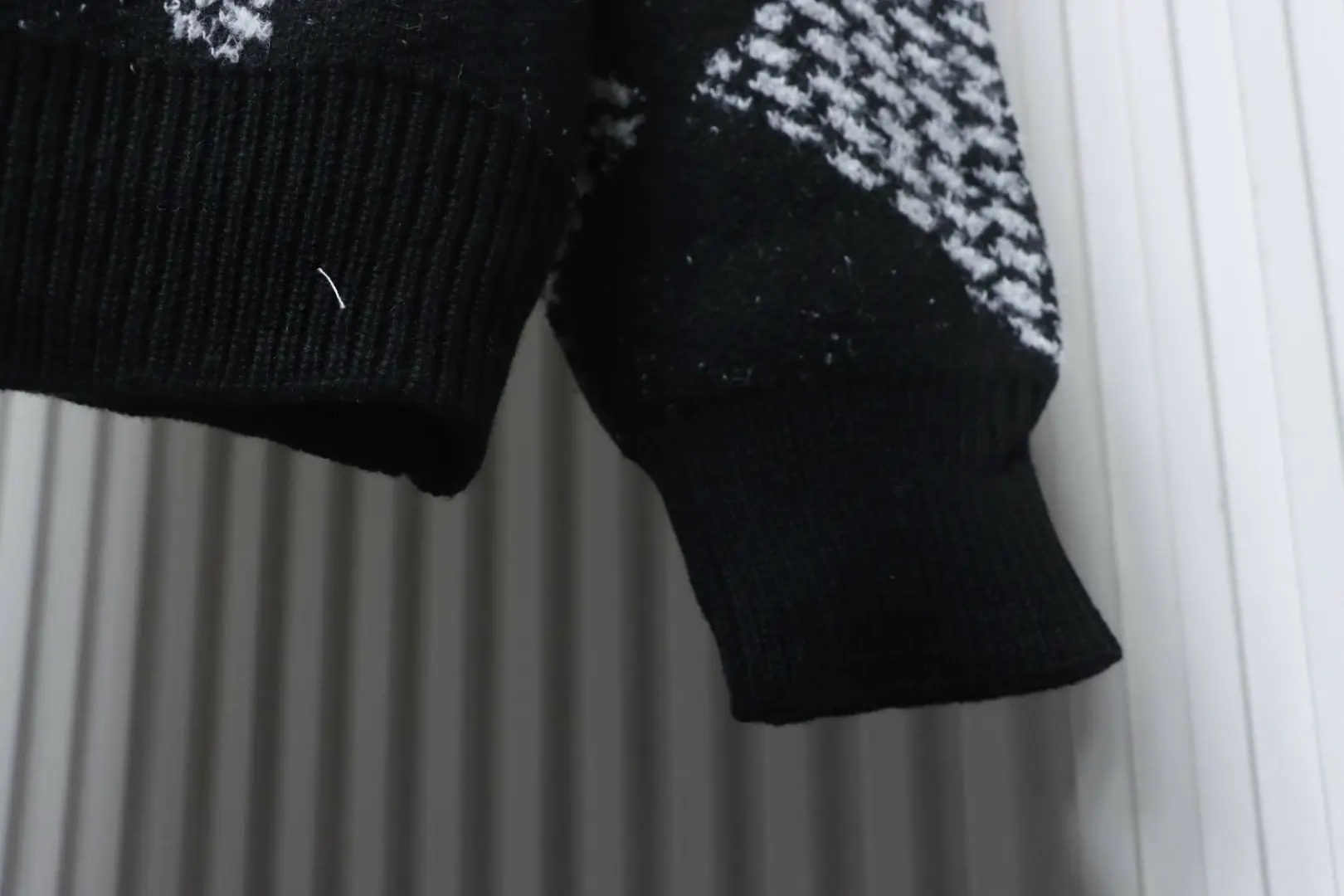 Strickpullover mit Schachbrettmuster und geometrischer Struktur – Bild 7