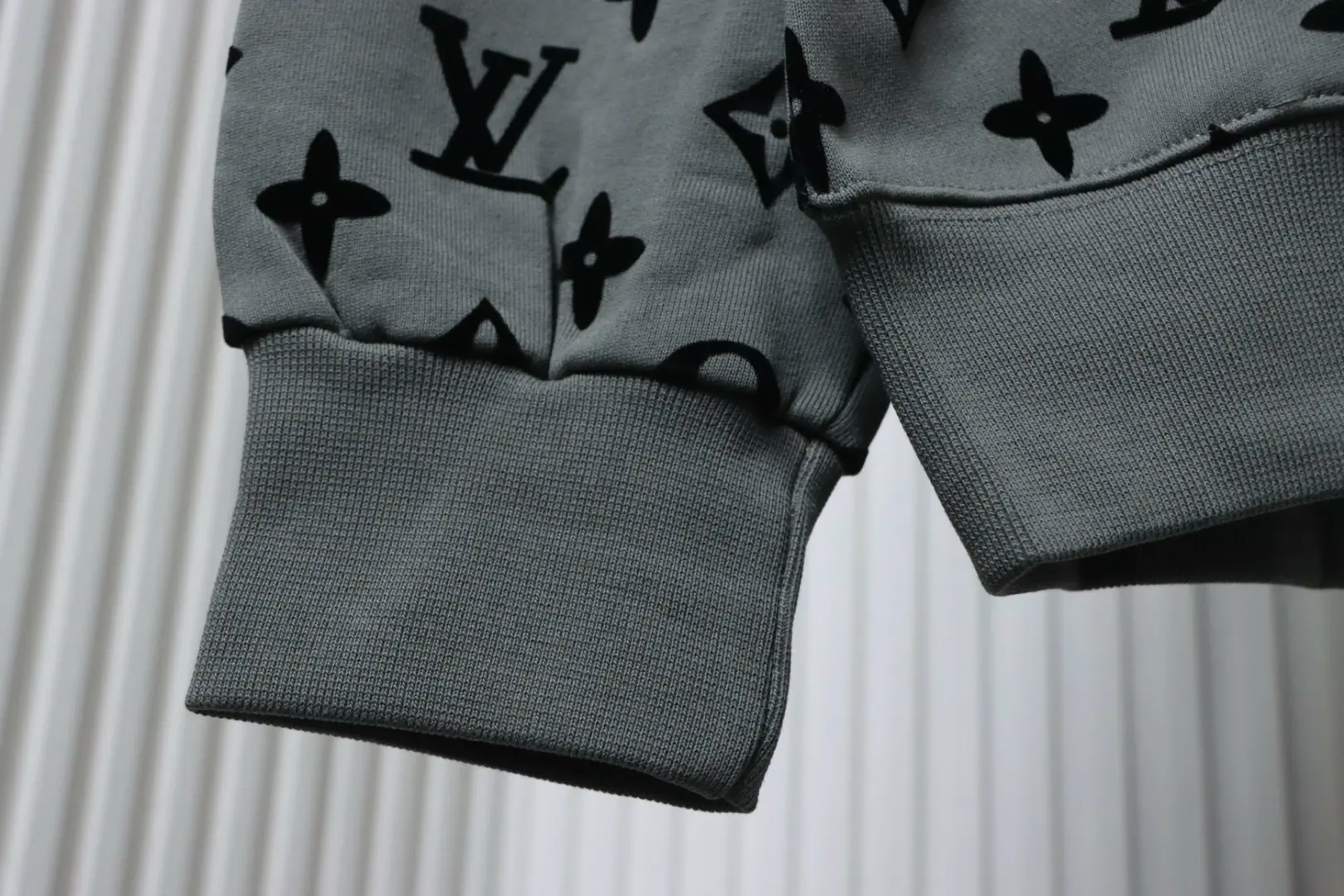 Sweatshirt mit Rundhalsausschnitt und durchgehendem Monogramm-Flockdruck M-XXL – Bild 10