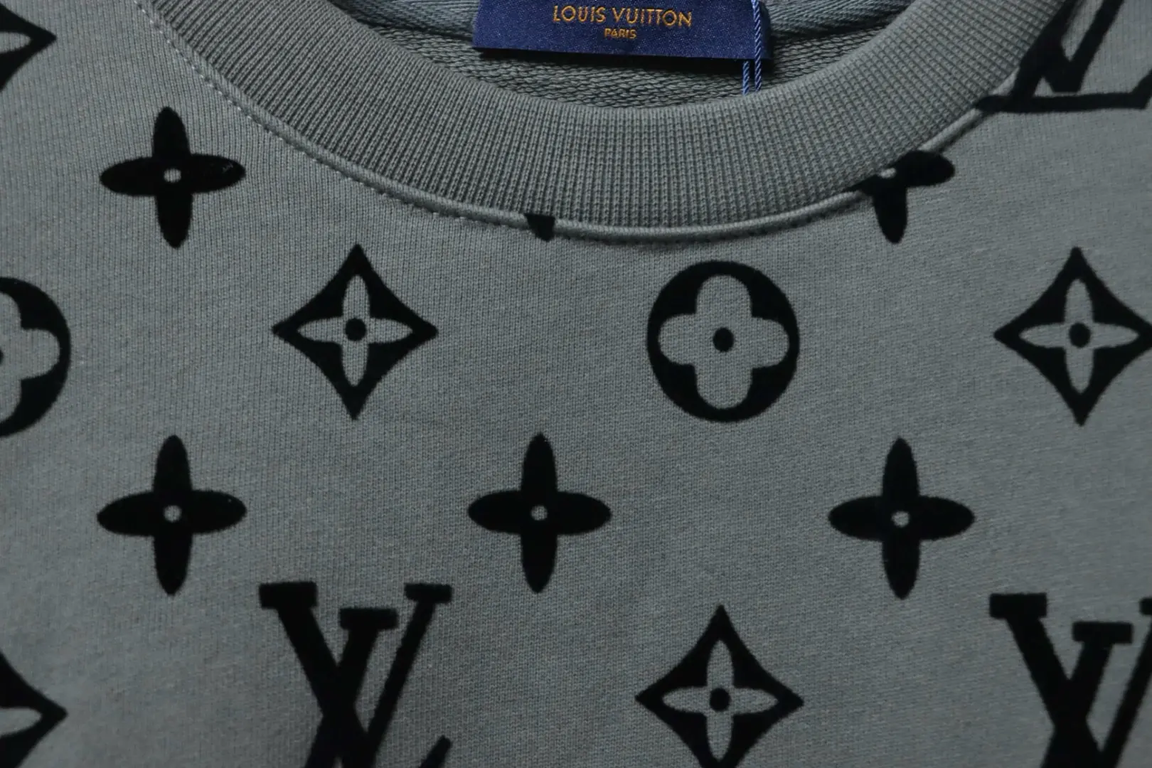 Sweatshirt mit Rundhalsausschnitt und durchgehendem Monogramm-Flockdruck M-XXL – Bild 5