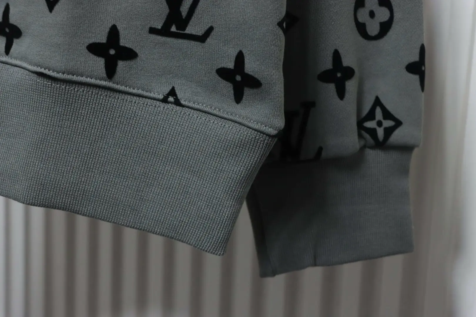 Sweatshirt mit Rundhalsausschnitt und durchgehendem Monogramm-Flockdruck M-XXL – Bild 6