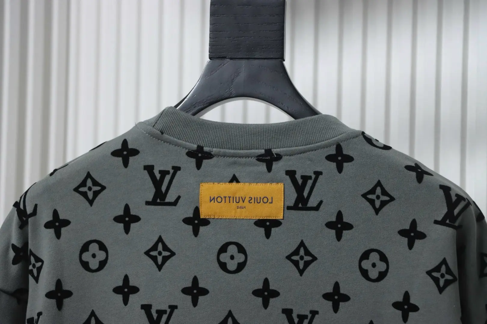 Sweatshirt mit Rundhalsausschnitt und durchgehendem Monogramm-Flockdruck M-XXL – Bild 4