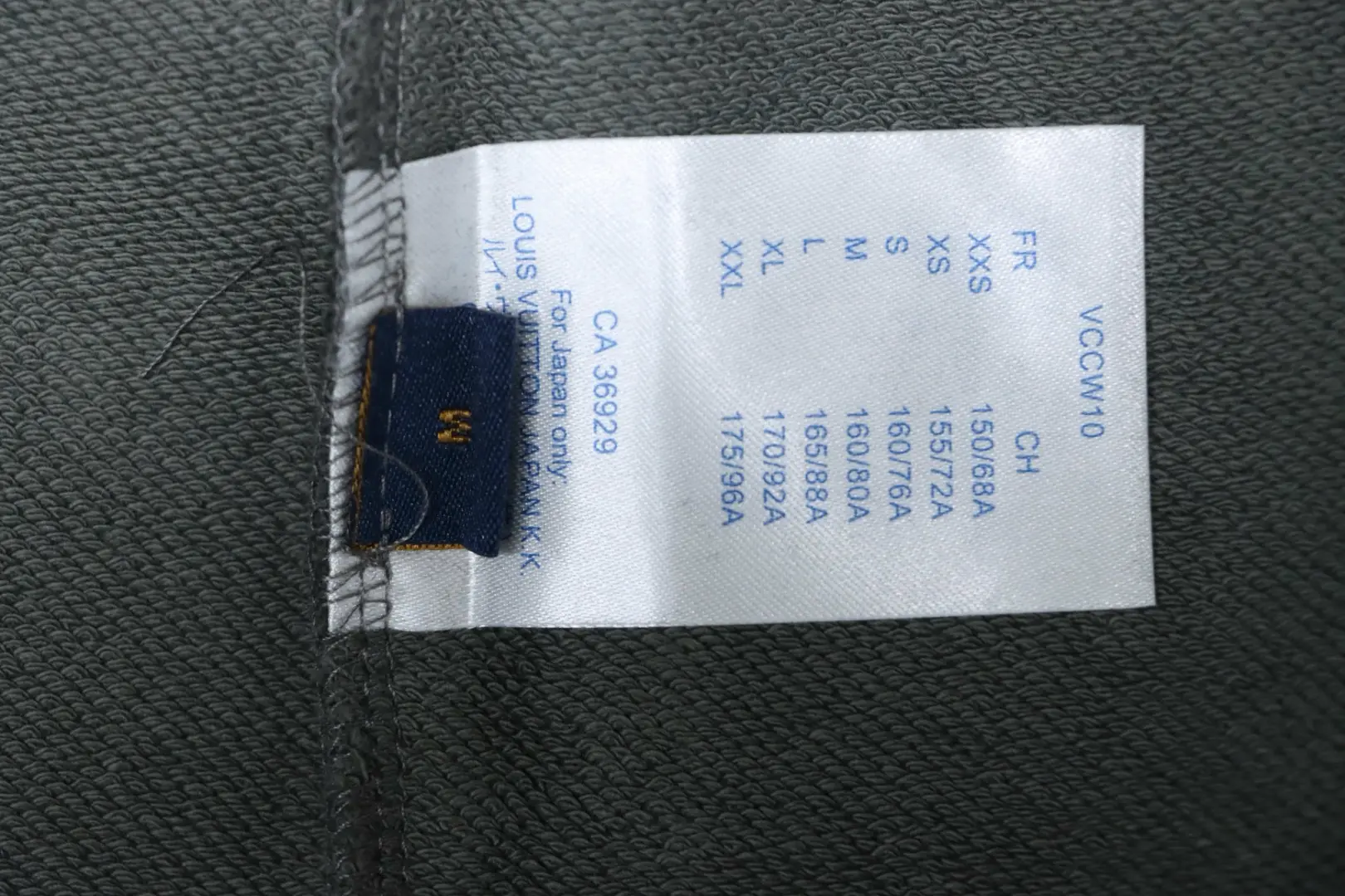 Sweatshirt mit Rundhalsausschnitt und durchgehendem Monogramm-Flockdruck M-XXL – Bild 9