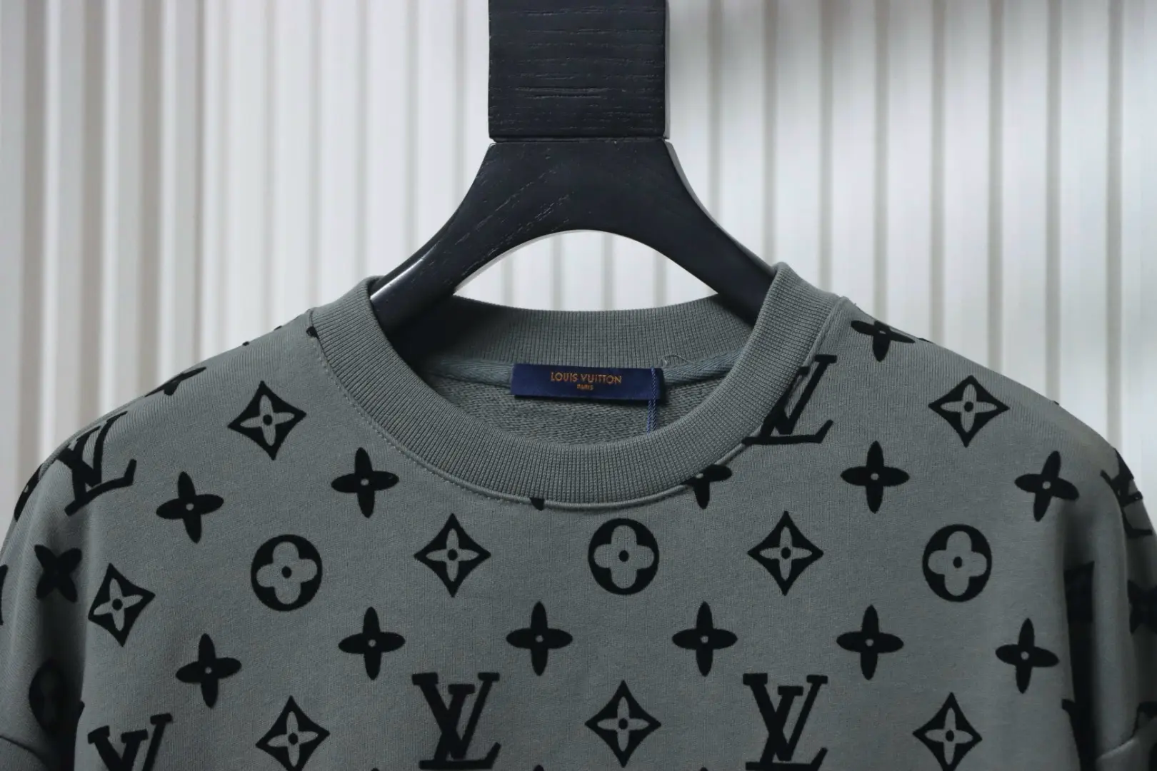 Sweatshirt mit Rundhalsausschnitt und durchgehendem Monogramm-Flockdruck M-XXL – Bild 3