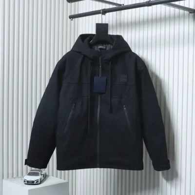 Trenchcoat mit Monogrammprägung und Cargotaschen sowie Daunenjacke mit Reißverschluss