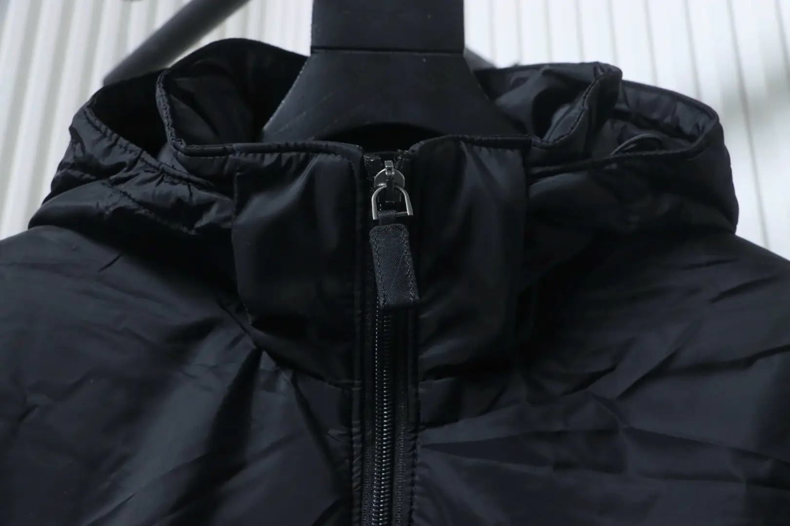 Triangle Brand Daunenjacke mit Kapuze aus recyceltem Nylon – Bild 4