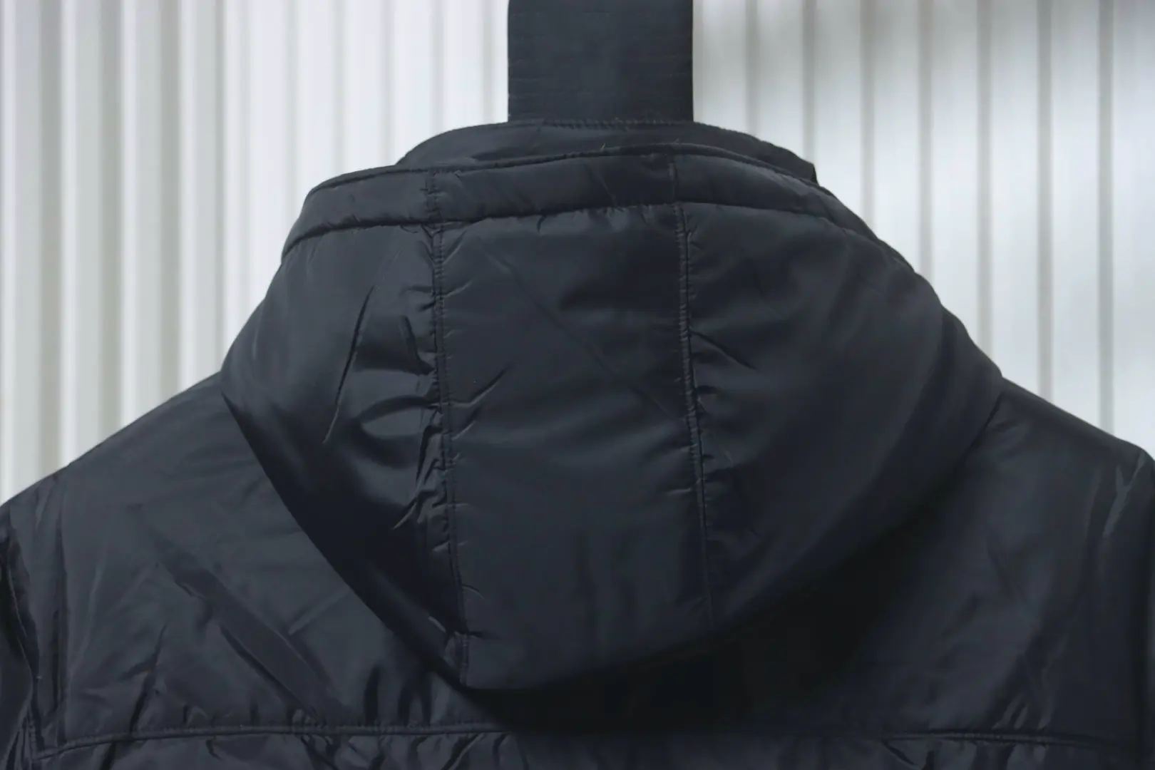 Triangle Brand Daunenjacke mit Kapuze aus recyceltem Nylon – Bild 6