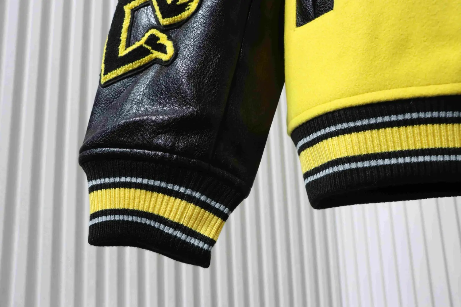 Tyler-Kollaboration Baseballjacke aus Frottee mit Blumenmuster und Stickerei – Bild 6