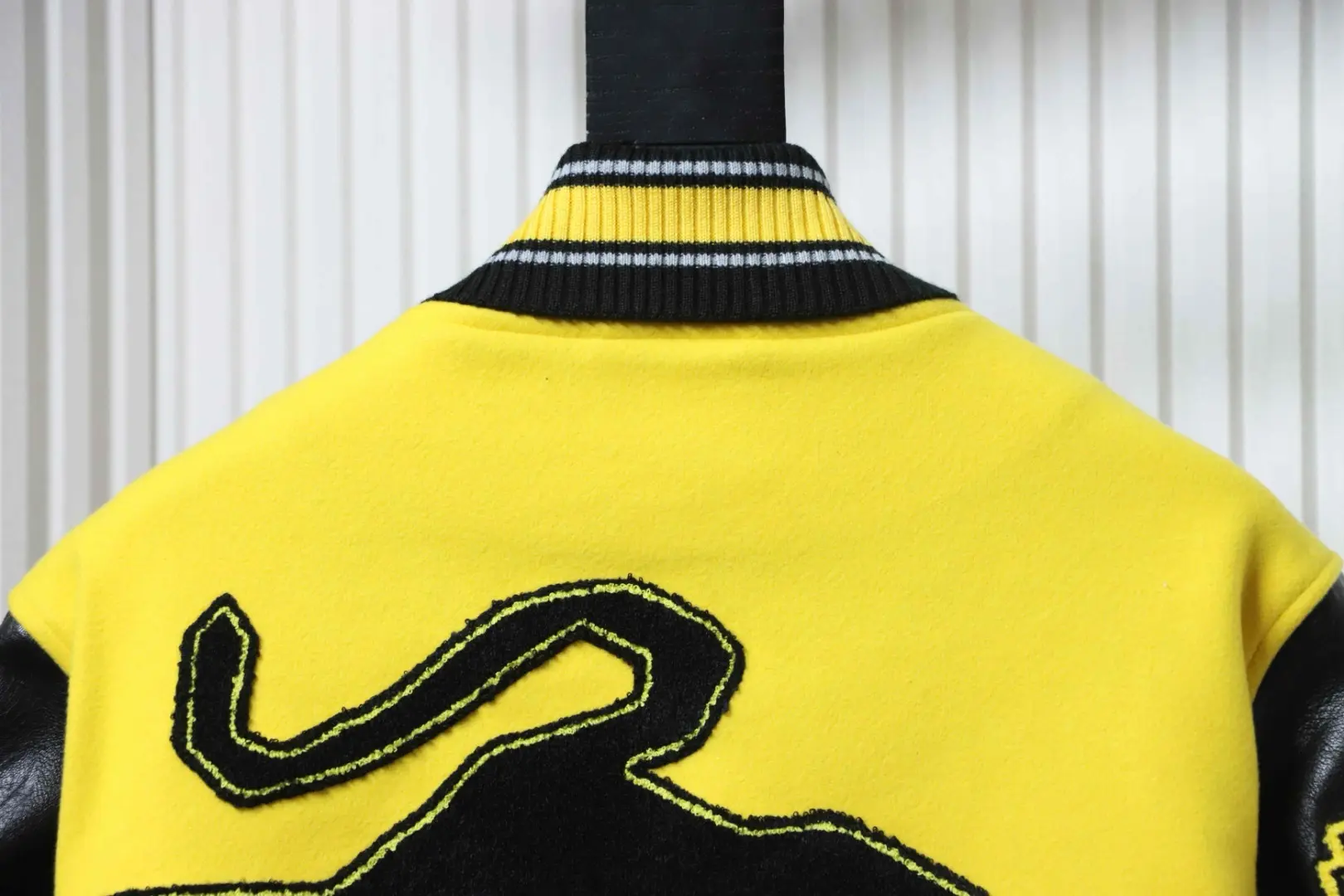 Tyler-Kollaboration Baseballjacke aus Frottee mit Blumenmuster und Stickerei – Bild 5