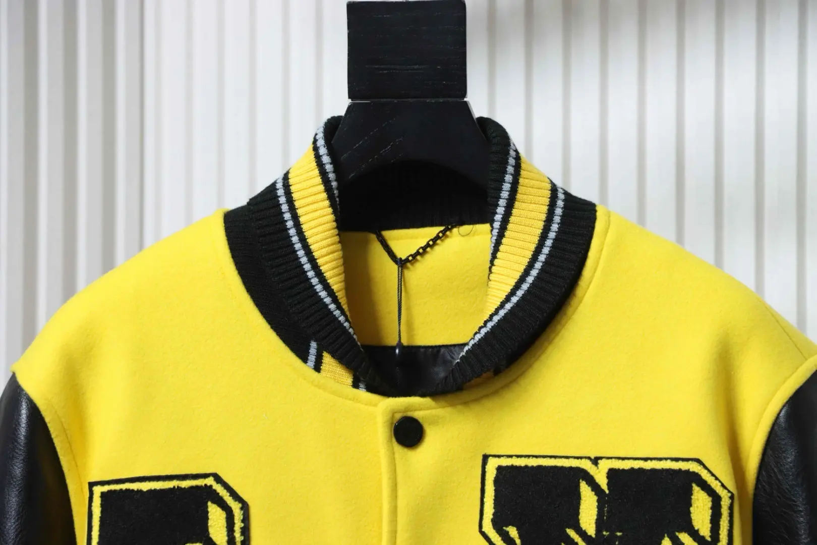Tyler-Kollaboration Baseballjacke aus Frottee mit Blumenmuster und Stickerei – Bild 3