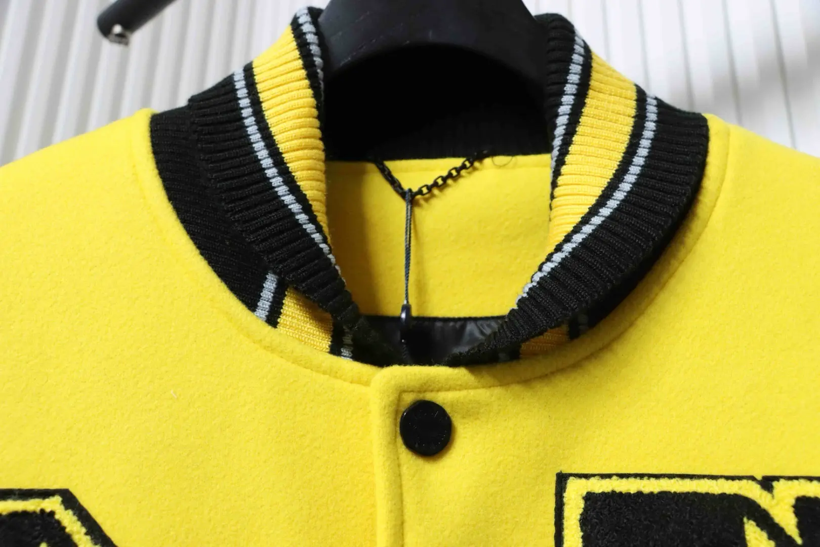 Tyler-Kollaboration Baseballjacke aus Frottee mit Blumenmuster und Stickerei – Bild 4