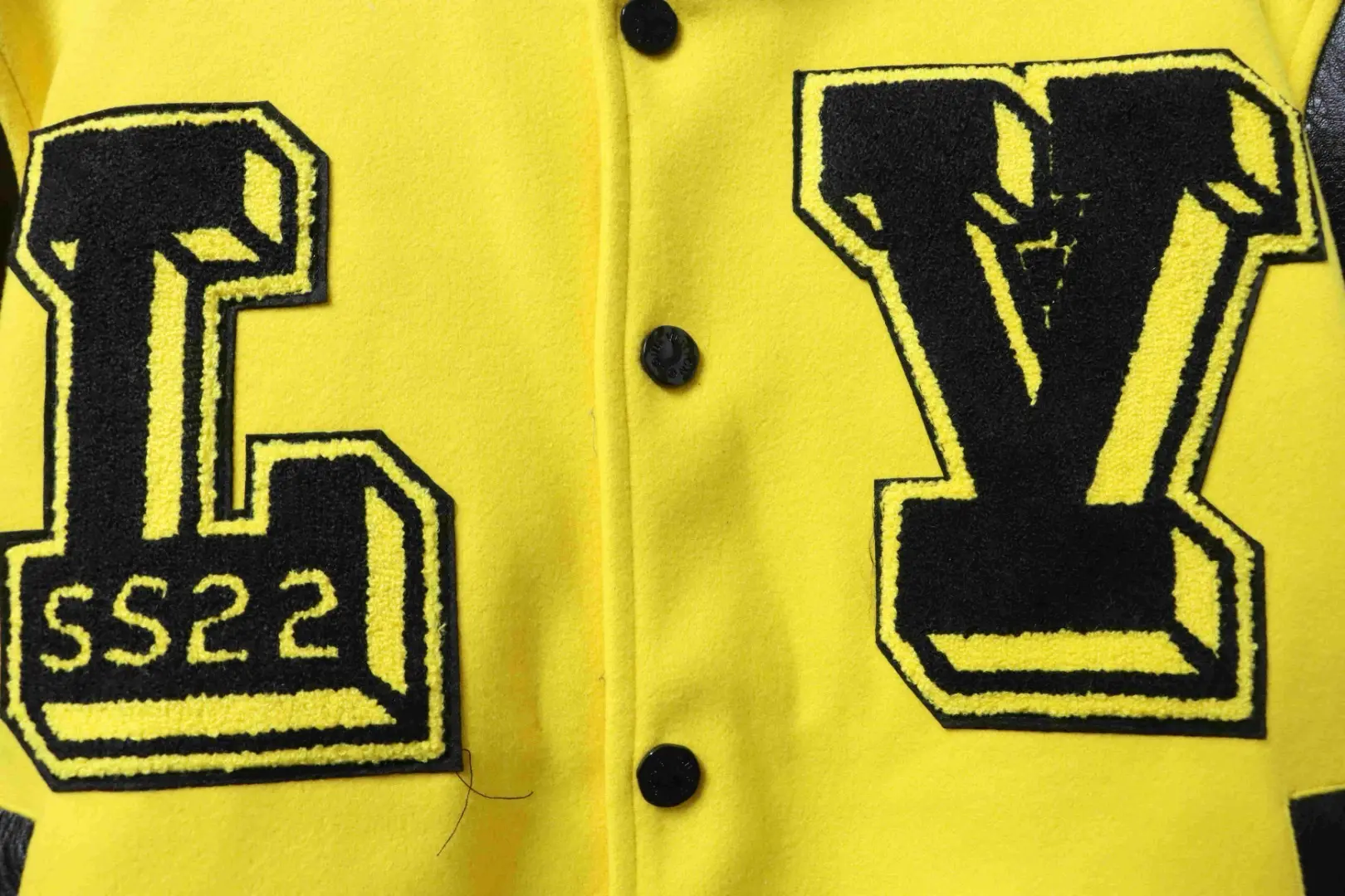 Tyler-Kollaboration Baseballjacke aus Frottee mit Blumenmuster und Stickerei – Bild 8