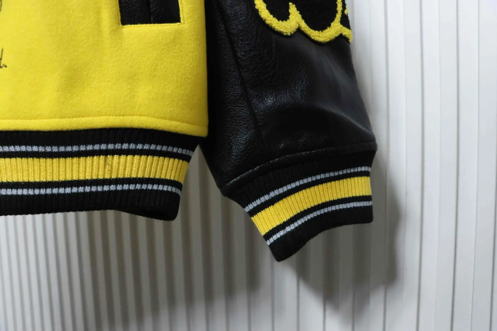 Tyler-Kollaboration Baseballjacke aus Frottee mit Blumenmuster und Stickerei – Bild 9