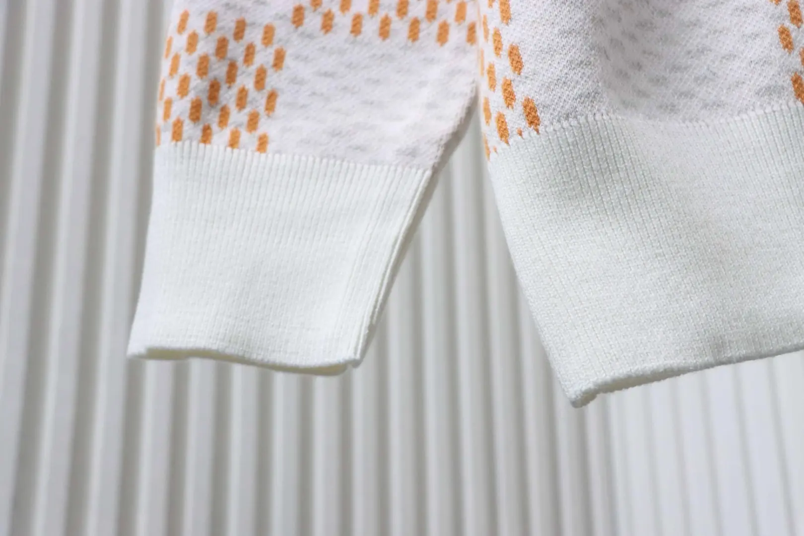 karierter Jacquard-Pullover mit Rundhalsausschnitt – Bild 6