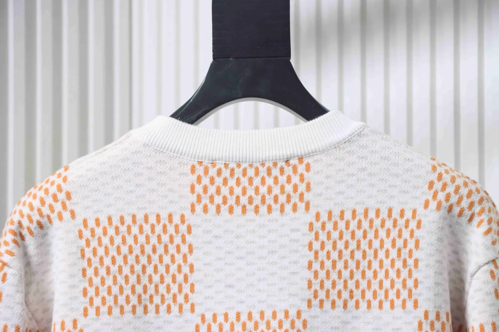 karierter Jacquard-Pullover mit Rundhalsausschnitt – Bild 4